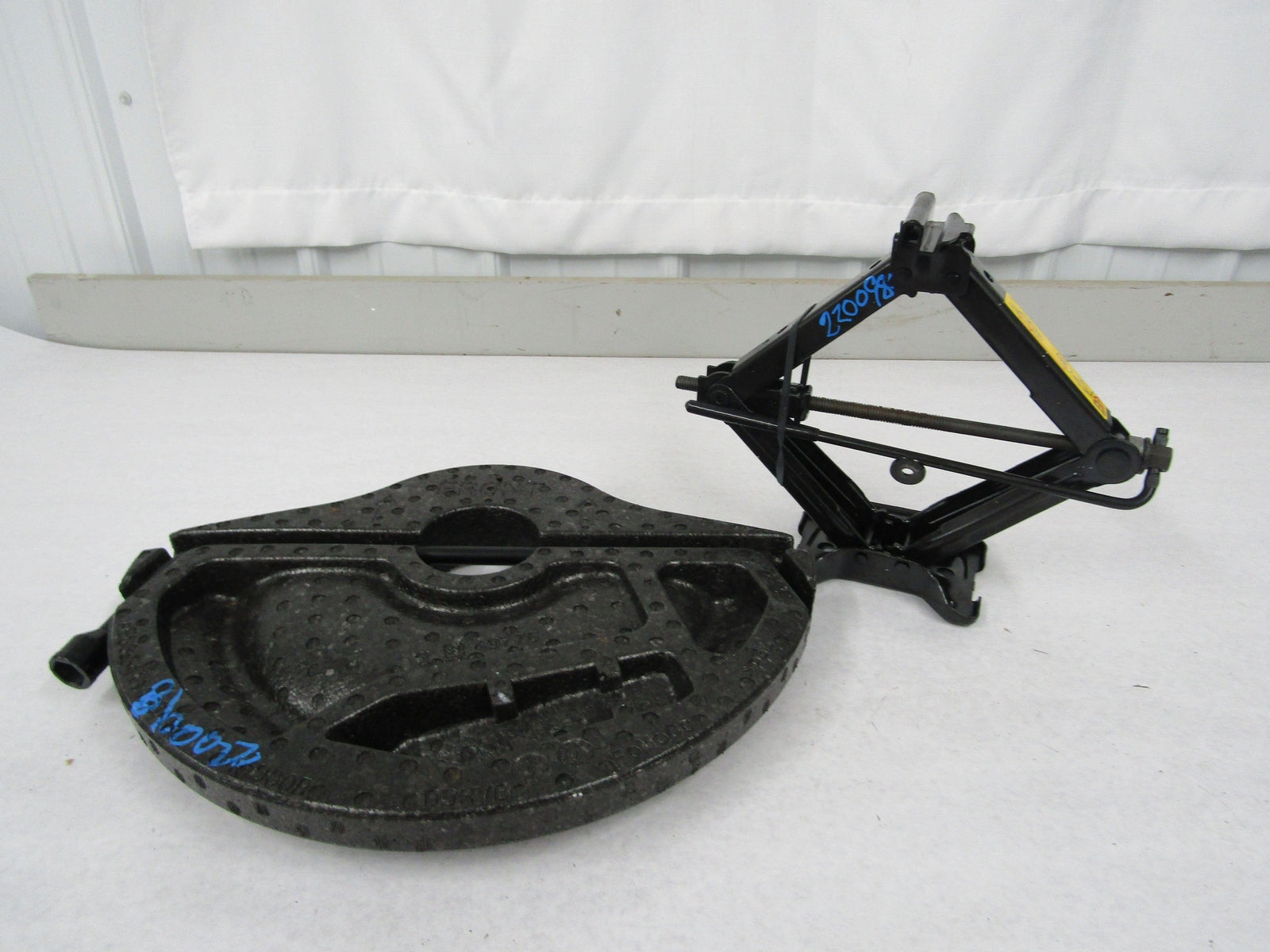 JACK AND TOOLS WITH STYROFOAM INSERT FORD FIESTA 12 – Fox Auto