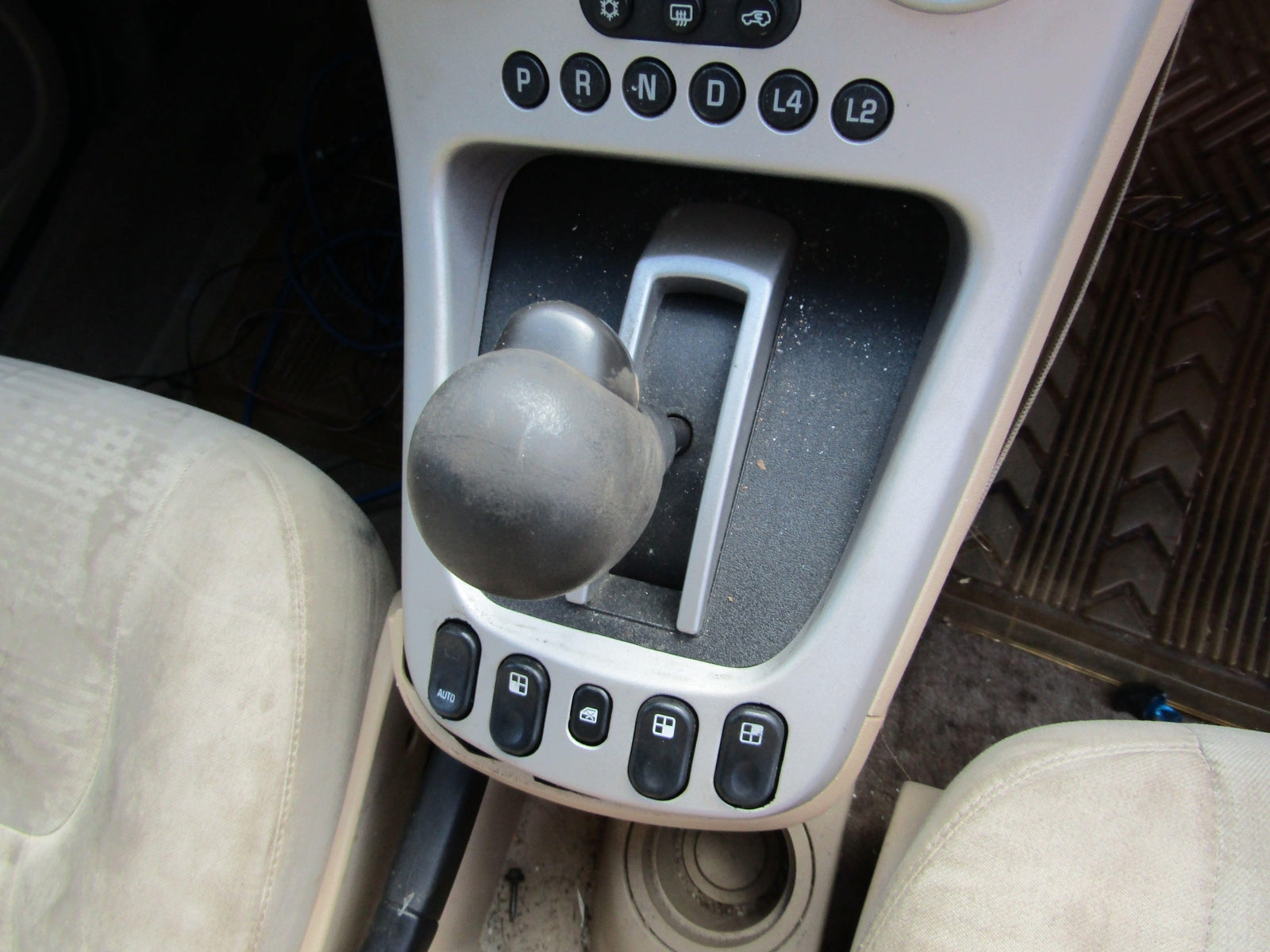 Floor Shifter CHEVY EQUINOX 05 – Fox Auto Salvage & Parts