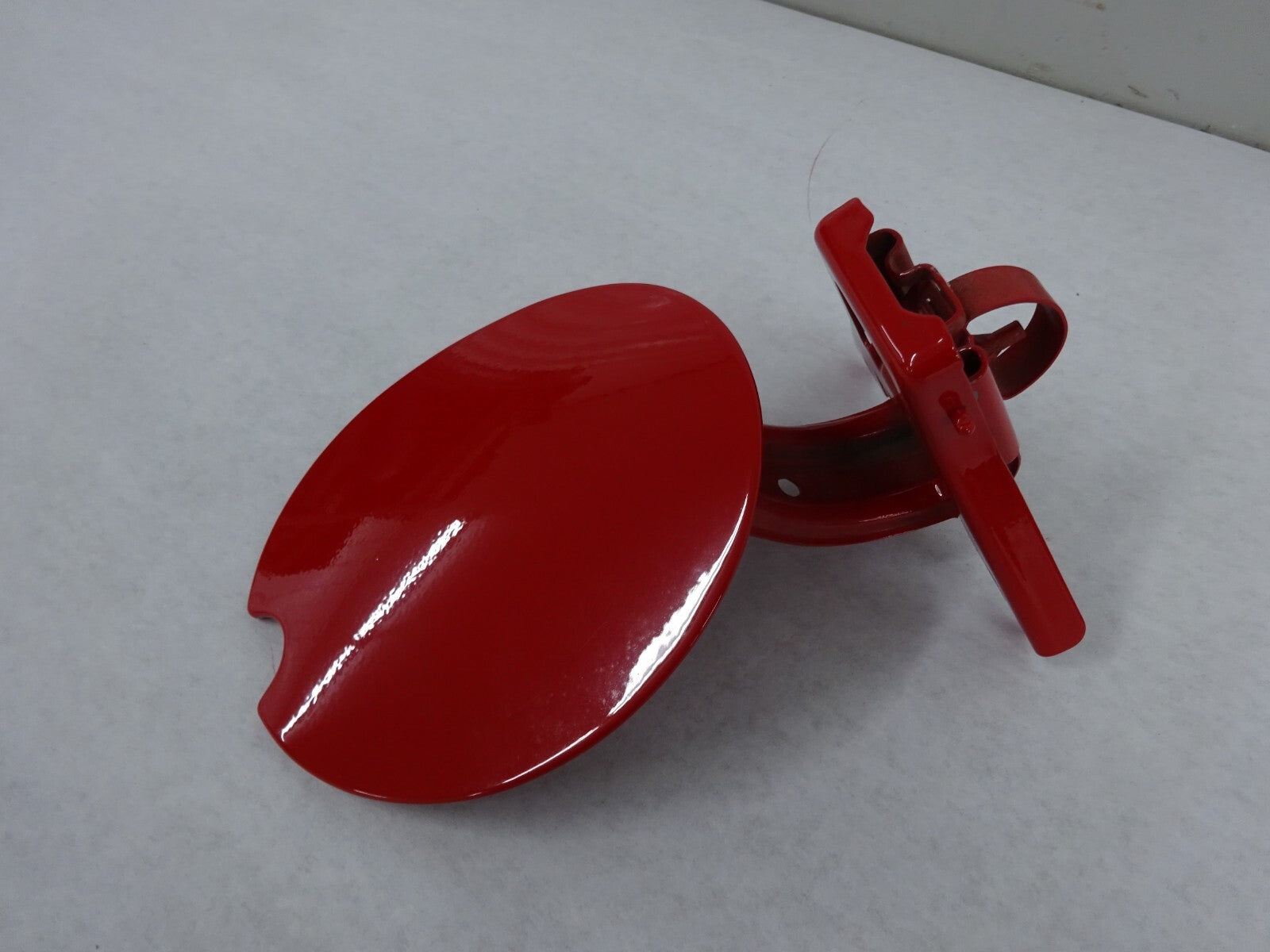 09 PONTIAC SOLSTICE FUEL TANK DOOR (RED)